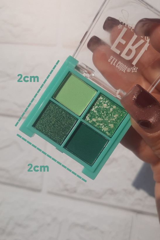 پالت سایه مینی S.F.R چهار رنگ Friday در دست با در باز زیر نور طبیعی برای نمایش دقیق رنگ ها