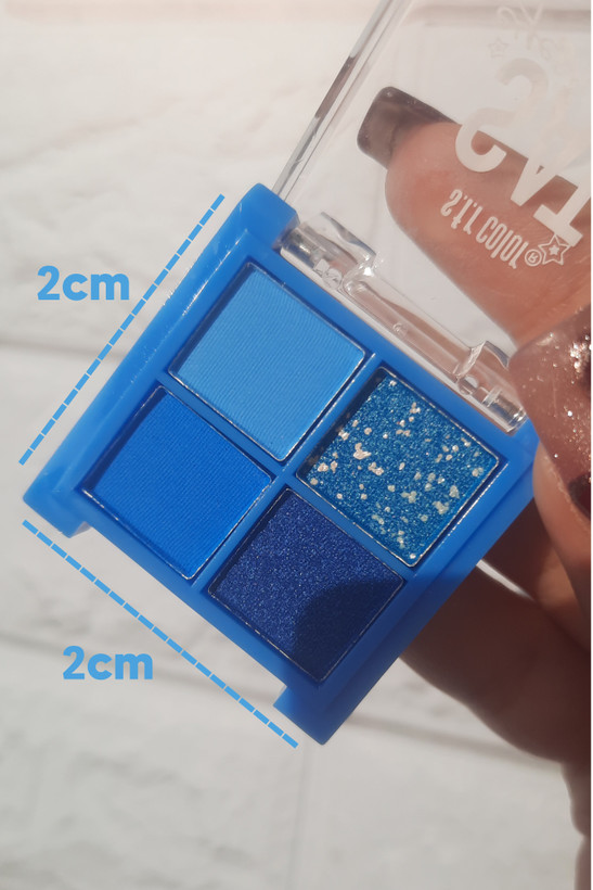 پالت سایه مینی S.F.R چهار رنگ Saturda در دست با در باز زیر نور طبیعی برای نمایش دقیق رنگ ها