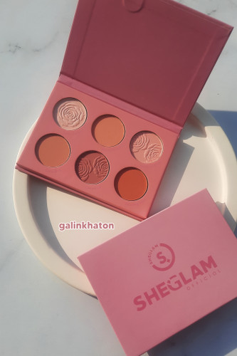 پالت رژگونه پودری شیگلم SHEGLAM با در باز و در بسته روی شیپ سنگی سفید گرد از نمای بالا