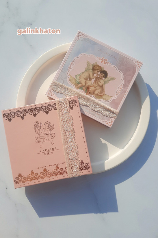 دو پالت سایه فرشته Angel با در بسته کنار هم روی شیپ سنگی سفید گرد از نمای بالا