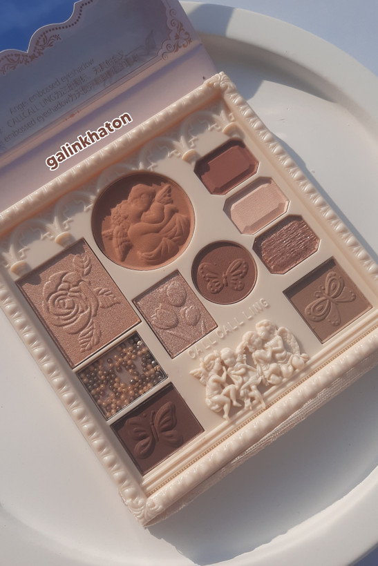 نمای نزدیک پالت سایه فرشته Angel شماره 01 برای نشان دادن رنگها و جزئیات دقیق