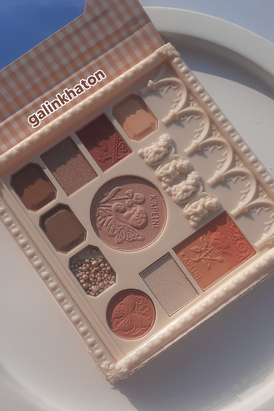 نمای نزدیک پالت سایه فرشته Angel شماره 02 برای نشان دادن رنگها و جزئیات دقیق