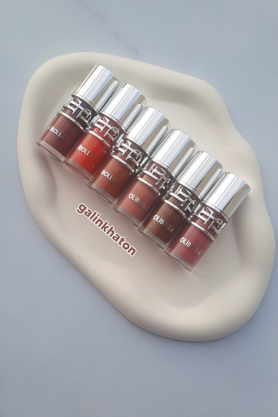 شاین لب و لیپ گلاس اولی بولا دوپ YSL با ۶ رنگ متنوع روی شیپ سنگی سفید، نمای بالا