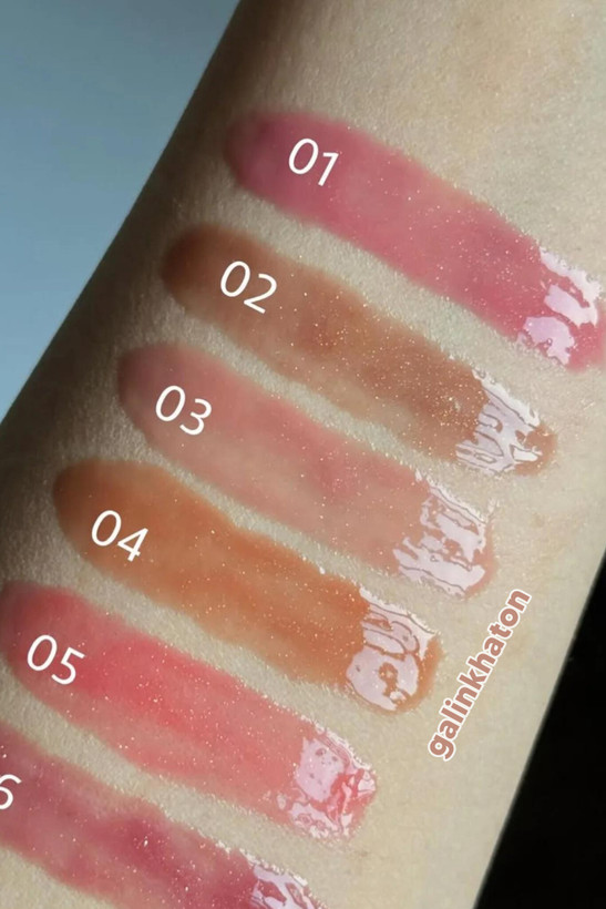 تست رنگ شاین لب و لیپ گلاس اولی بولا دوپ YSL روی ساعد دست زیر نور طبیعی