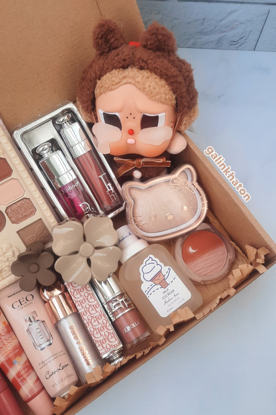 جزئیات پک هدیه نود آرایشی دخترانه شامل رژلب، شاین لب، هایلایتر و رژگونه