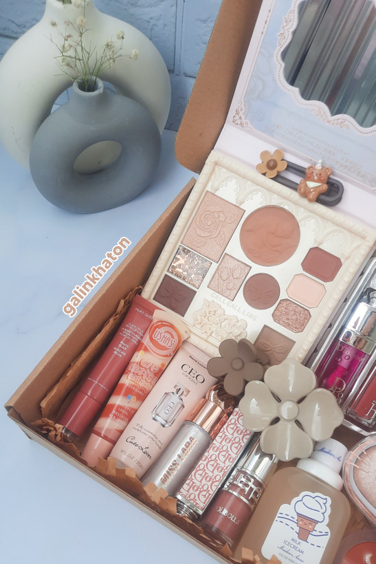 پالت سایه و لیپ گلاس داخل پک هدیه نود آرایشی دخترانه