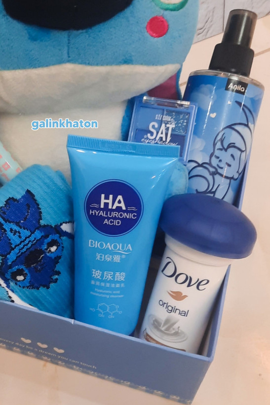 جزئیات پک هدیه آبی استیج شامل بادی اسپلش، پالت سایه، مام و فوم شستشو