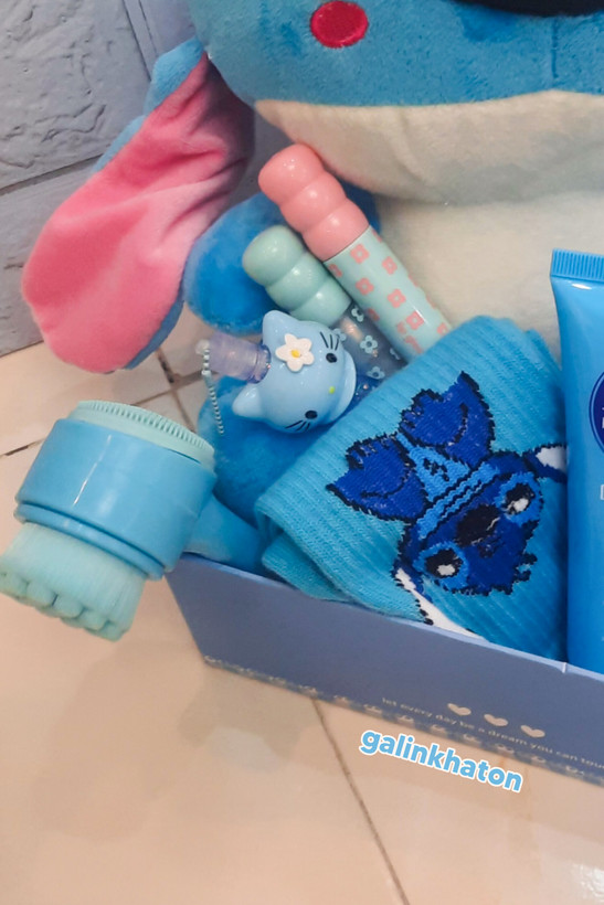 رژلب و شاین لب به همراه فیس براش داخل پک هدیه آبی استیج دخترانه