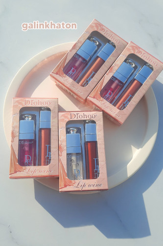 ست لیپ گلاس و برق لب دورهو با چهار رنگ نچرال روی استند سنگی سفید