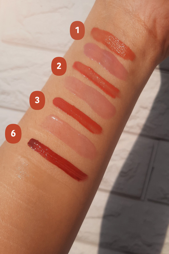 تست رنگ لیپ گلاس و برق لب دورهو روی پوست دست؛ برق لب شماره 06 بیرنگ