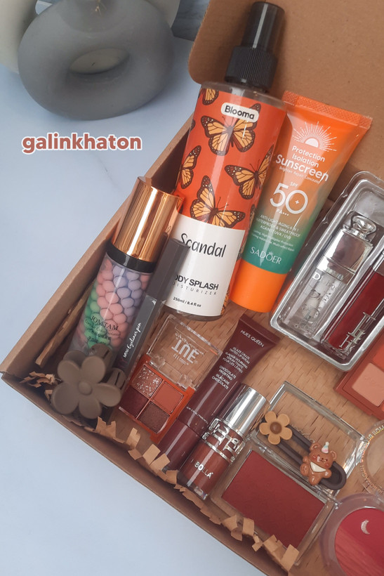 پک هدیه آرایشی زنانه شامل بادی اسپلش، ضدآفتاب، لیپ گلاس، پرایمر و لوازم آرایش