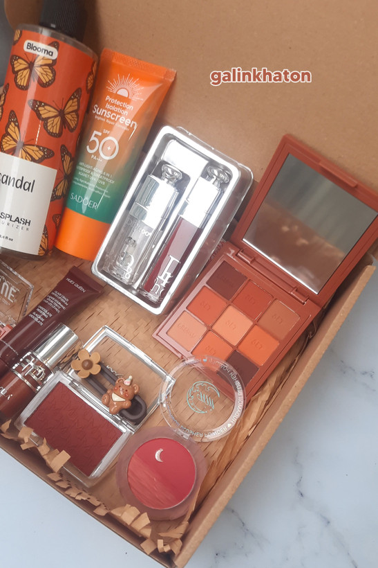 پک هدیه آرایشی لاکچری شامل پالت سایه، رژگونه، لیپ گلاس و اکسسوری دخترانه