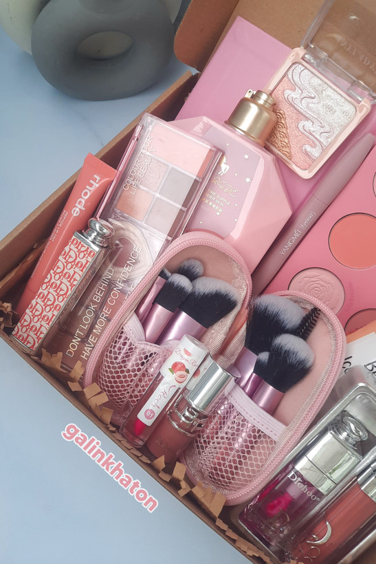 پک هدیه آرایشی صورتی شامل لوسیون بدن، پالت سایه، لیپ گلاس و ست براش