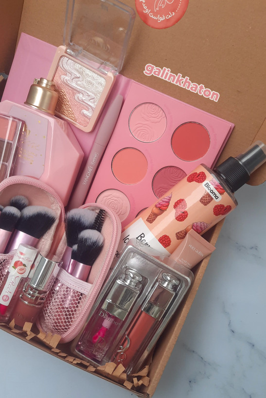 پک هدیه آرایشی صورتی شامل رژگونه، بادی اسپلش، لیپ گلاس و ست لب