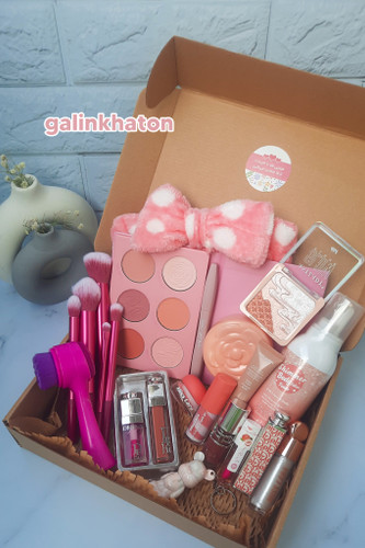 پک هدیه صورتی گلین خاتون شامل هدبند پاپیونی، پالت رژگونه ۶ رنگ، ست براش ۵ تیکه، فیس براش، رژلب مخملی، خط چشم، شاین لب و کرم دست و بدن، لوازم آرایش فانتزی دخترانه