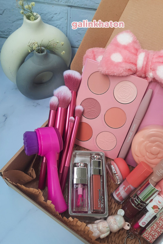 نمای نزدیک سمت چپ پک هدیه صورتی گلین خاتون: هدبند پاپیونی خالخالی، پالت رژگونه ۶ رنگ، ست براش ۵ تیکه، فیس براش چکشی و ست لب حرارتی دیور، لوازم آرایشی دخترانه فانتزی