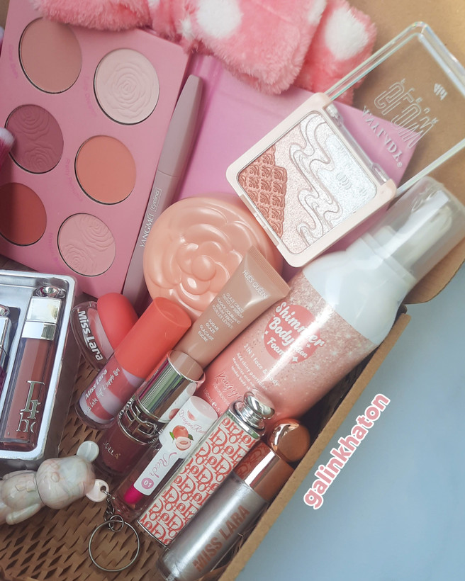 نمای نزدیک سمت راست پک هدیه صورتی گلین خاتون شامل رژلب مایع خرسی، خط چشم مشکی، شاین لب، لیپ اویل میوهای، کرم دست گل رز، کرم بدن شاین دار و هایلایتر ساحلی، پک آرایشی فانتزی دخترانه